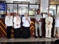 Bapenda Lampung Apresiasi Wajib Pajak Taat, UPTD Wilayah VIII Pesawaran Bagikan Sembako di Samsat